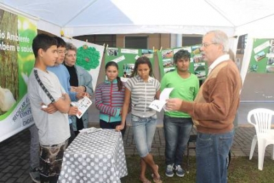 Alunos do Contraturno Escolar Adolescentro Jardim Itapirubá visitam a Barraca do Meio Ambiente