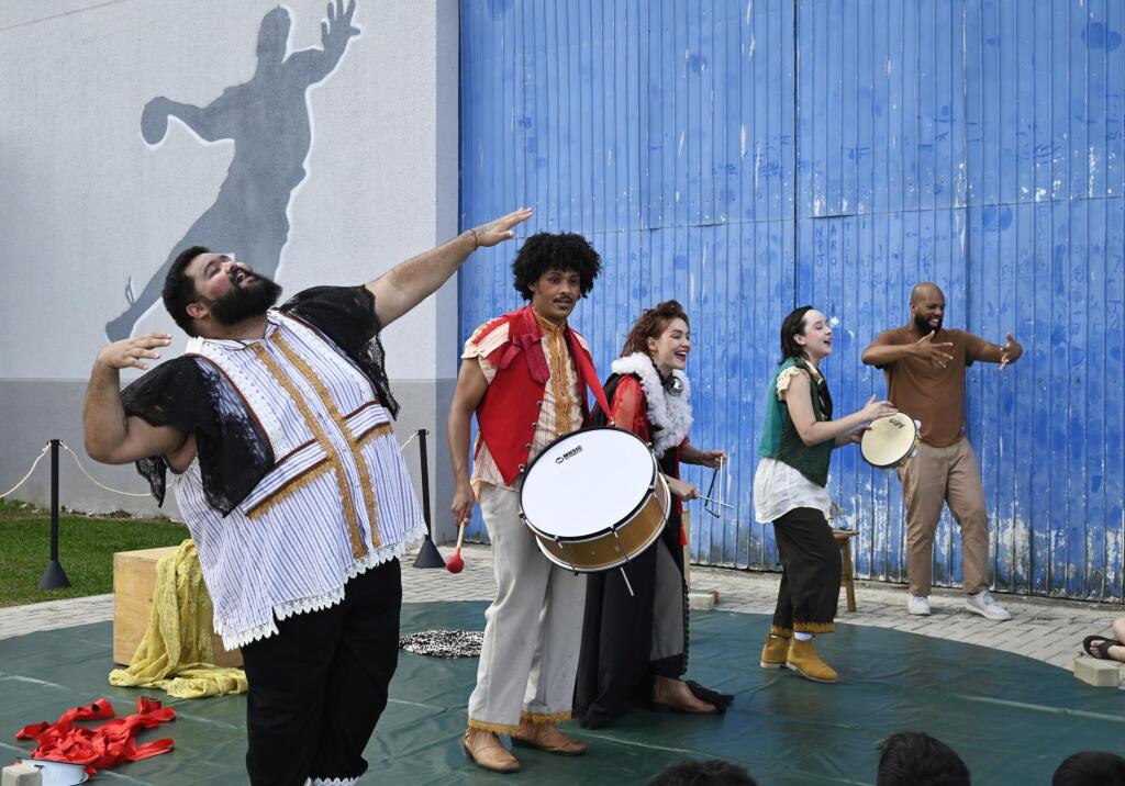 Peça levou cultura e arte ao público de Contenda