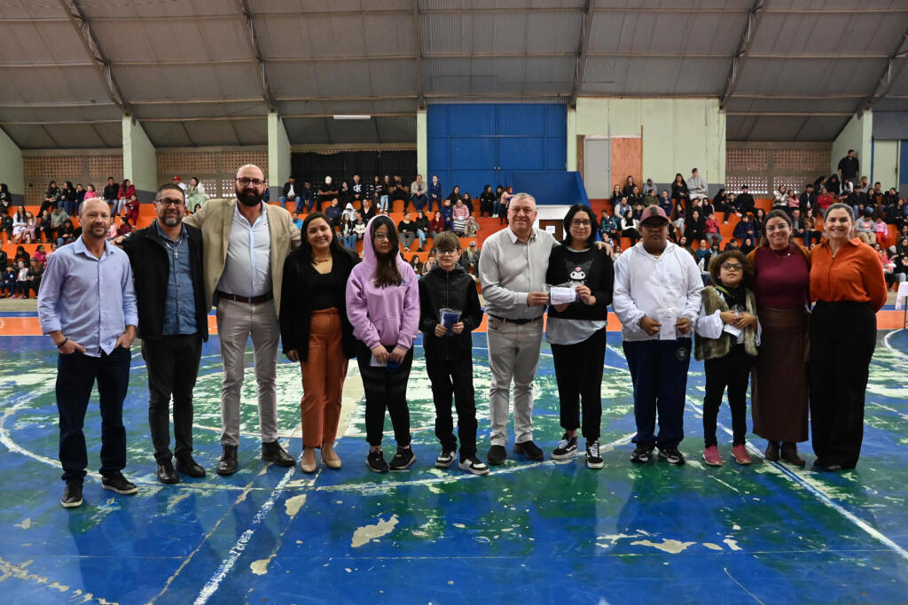 Contenda entrega óculos do Bons Olhos