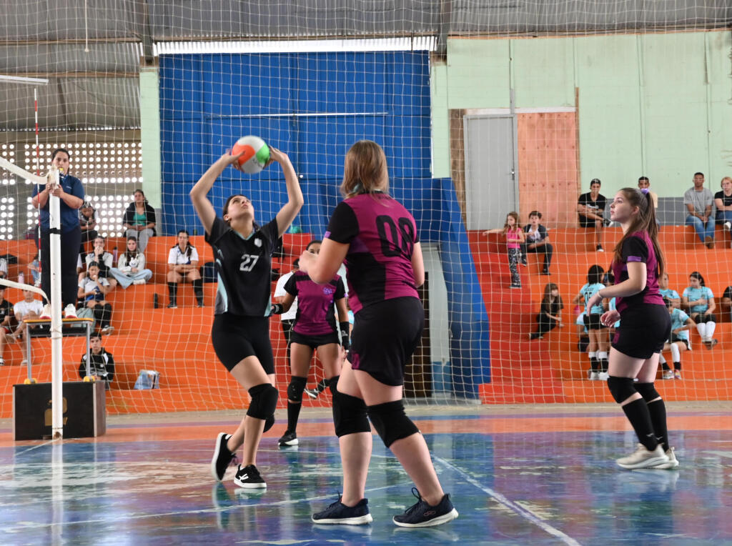 Vôlei e futebol agitam Torneio da Independência