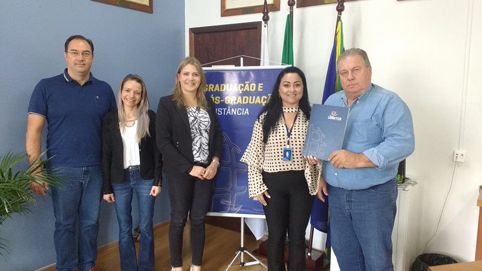 Prefeitura celebra convênio com a Faculdade Uninter