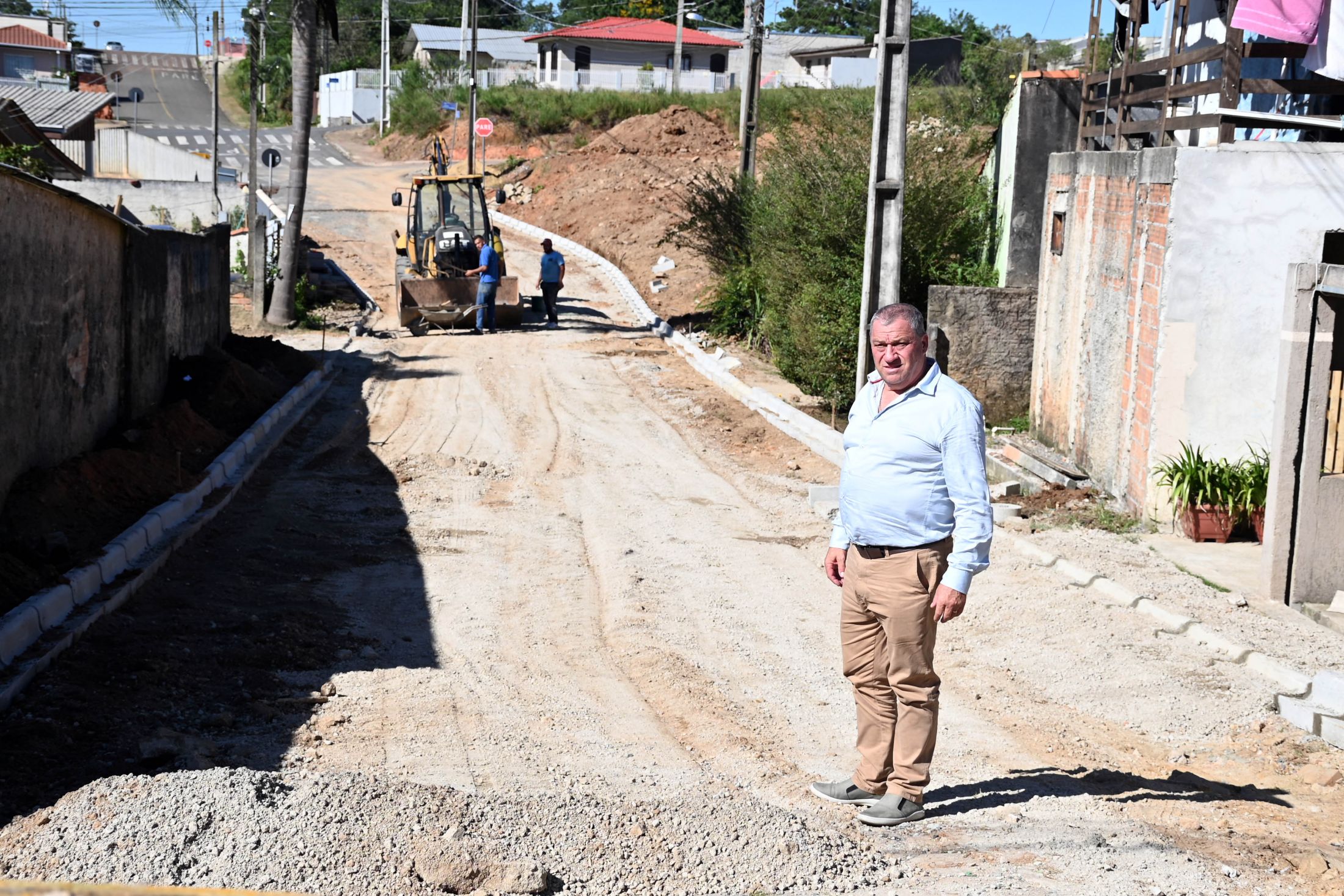 Contenda pavimenta a rua Tadeu Posniak