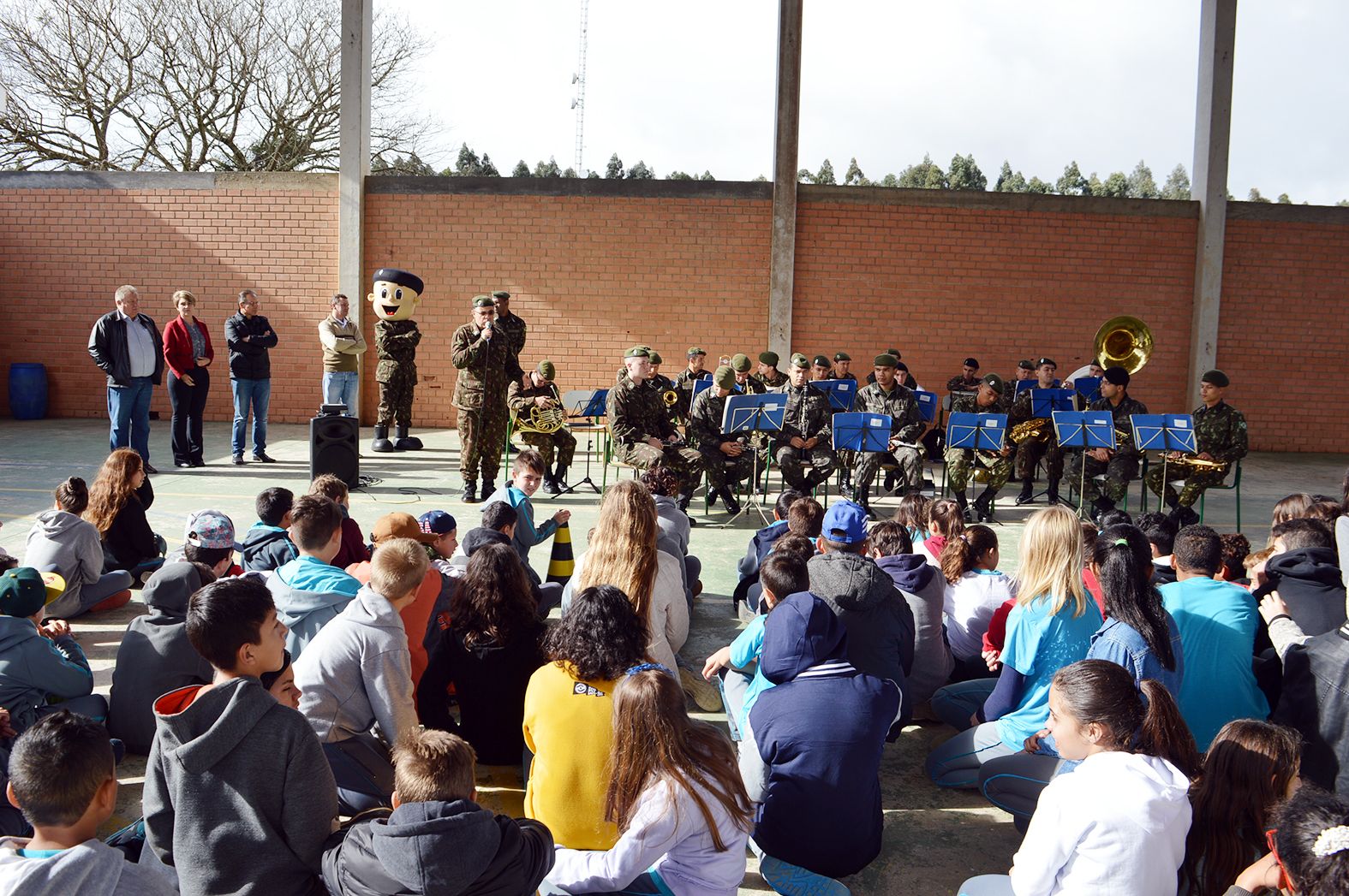Banda do Exército se apresentou em Contenda