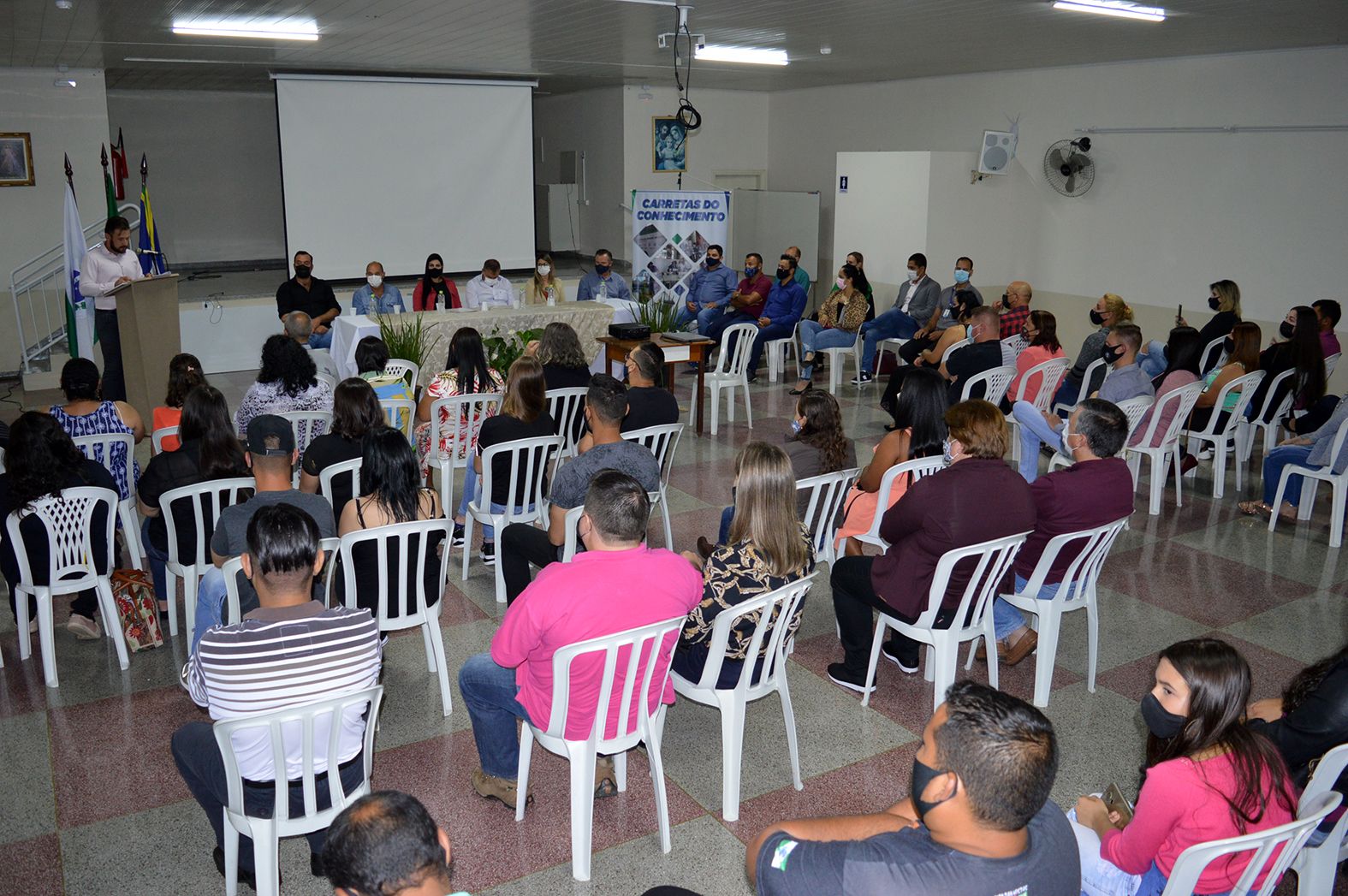 Contendenses recebem certificados dos cursos da ‘Carreta do Conhecimento’