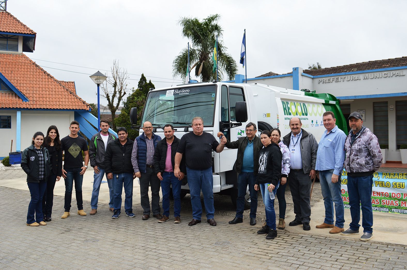 Contenda recebe caminhão compactador