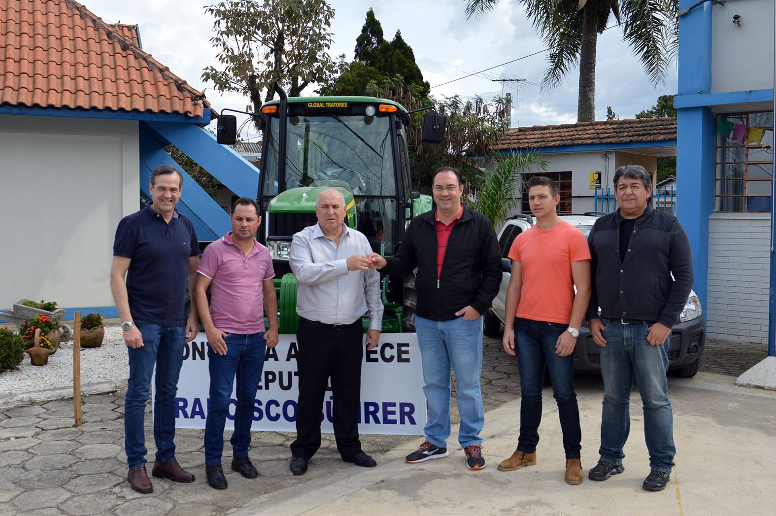 Bührer faz entrega de trator em Contenda