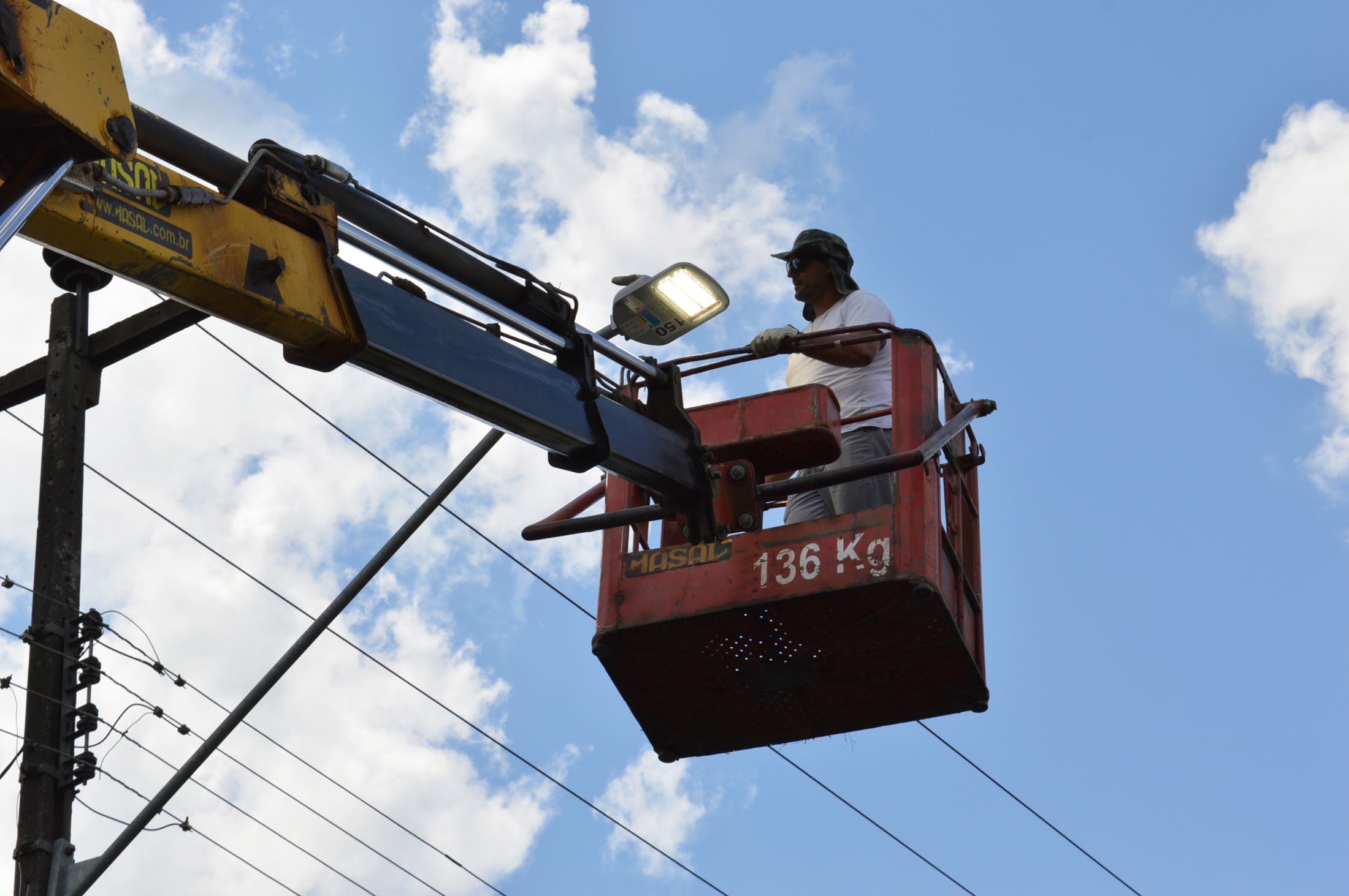 Contenda avança na instalação de lâmpadas LED