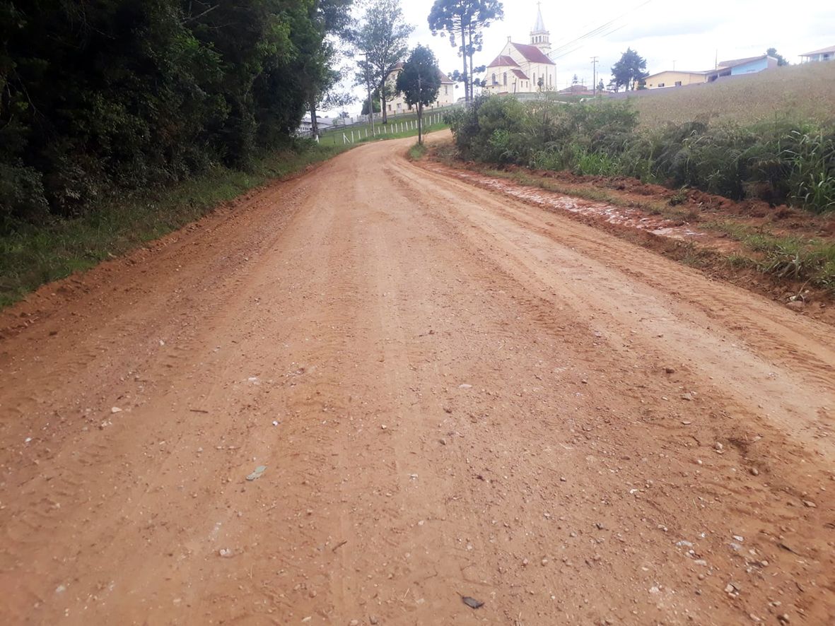 Contenda faz a recuperação de estradas