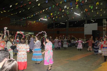 Grupo da Melhor Idade se Apresenta na Festa do Padroeiro