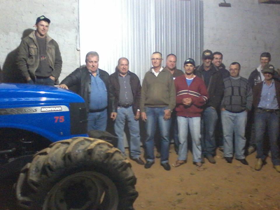Associação de Produtores do Rio do Cacho recebem Trator Agrícola
