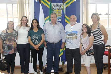 Prefeito e Secretária recepcionam novos Servidores