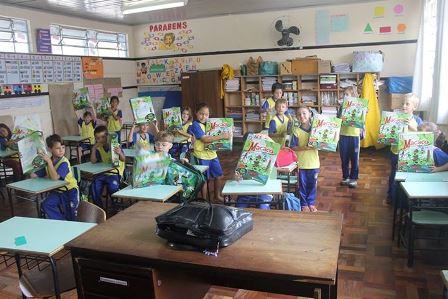 Alunos recebem brinquedos