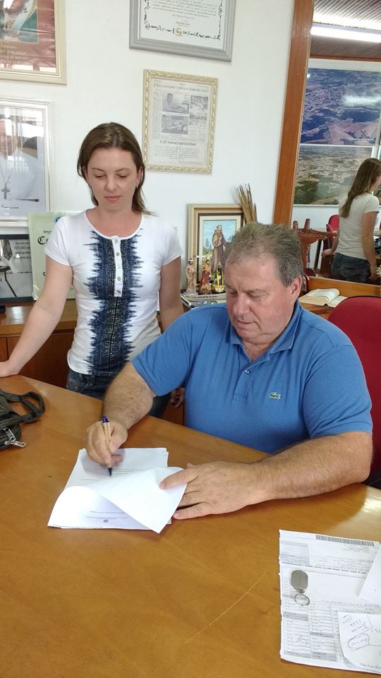 Prefeito assina Termo de Compromisso para recebimento de ônibus escolar