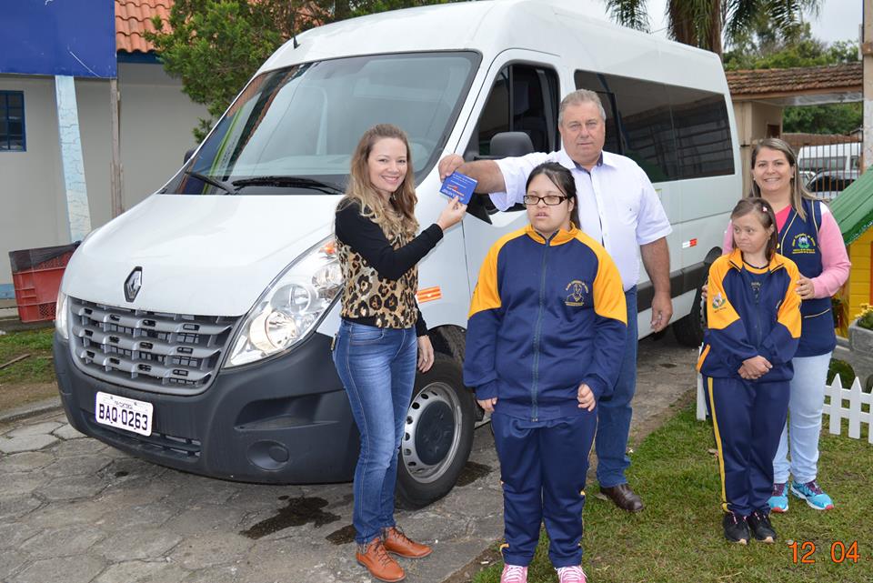 Prefeito entrega van para APAE