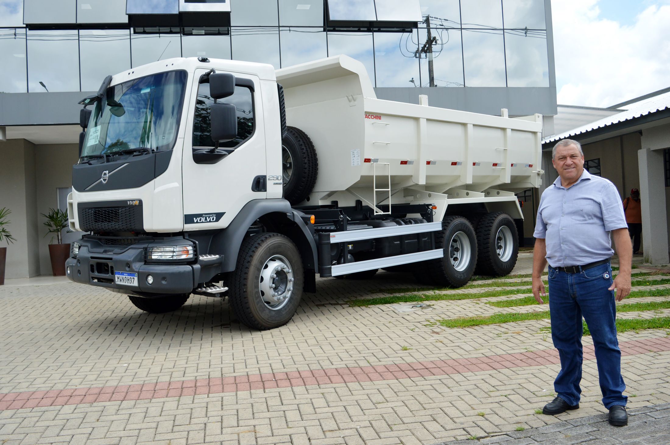 Prefeitura de Contenda adquire nova caçamba 6x4