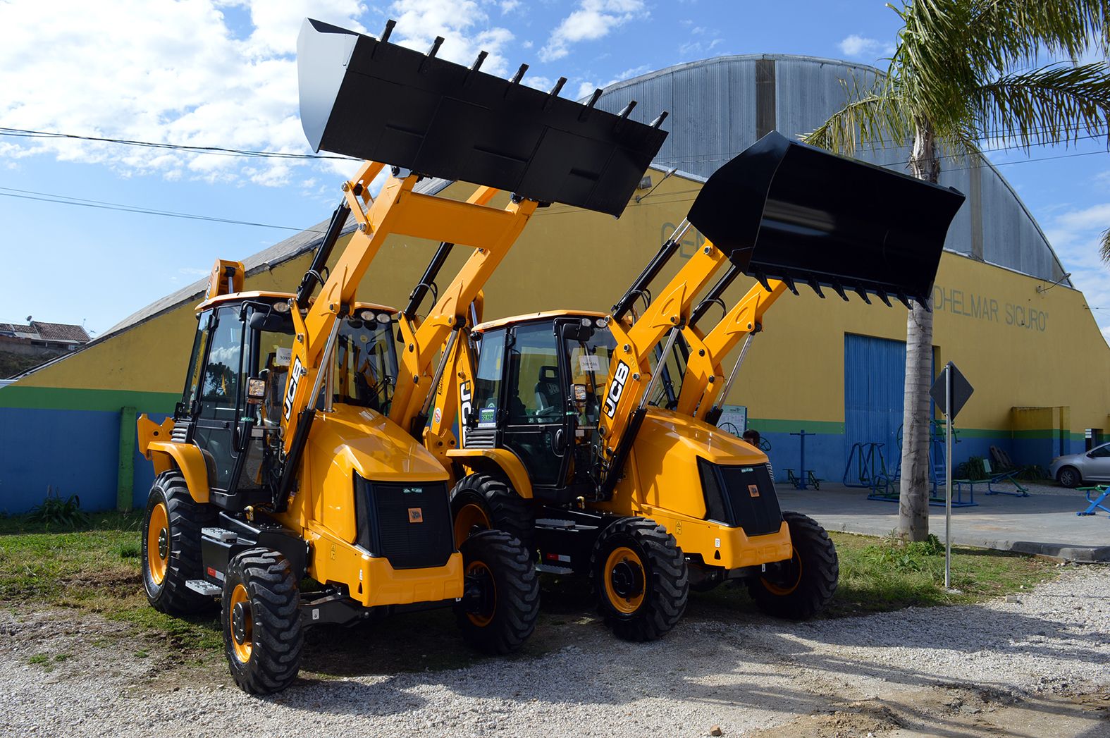 Contenda recebe duas novas retroescavadeiras