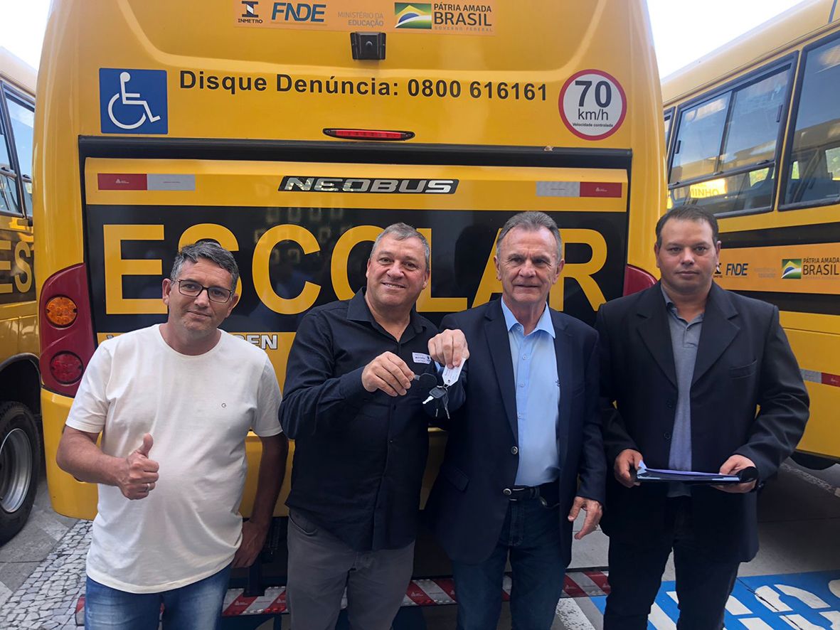 Contenda recebe novo ônibus escolar