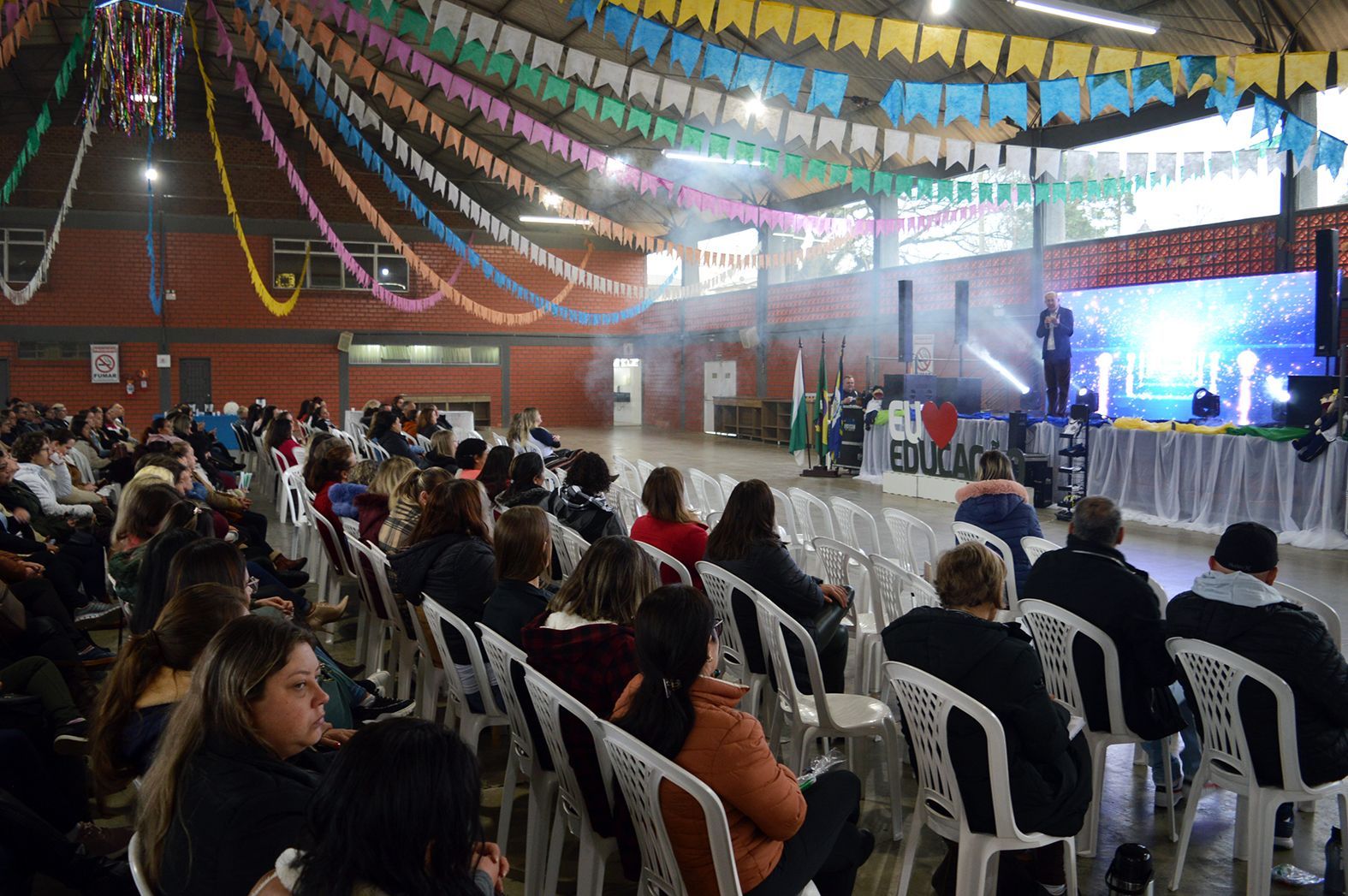 Profissionais da Educação participam de palestra
