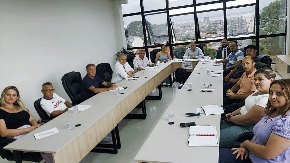 Mostarda realiza reunião com secretariado