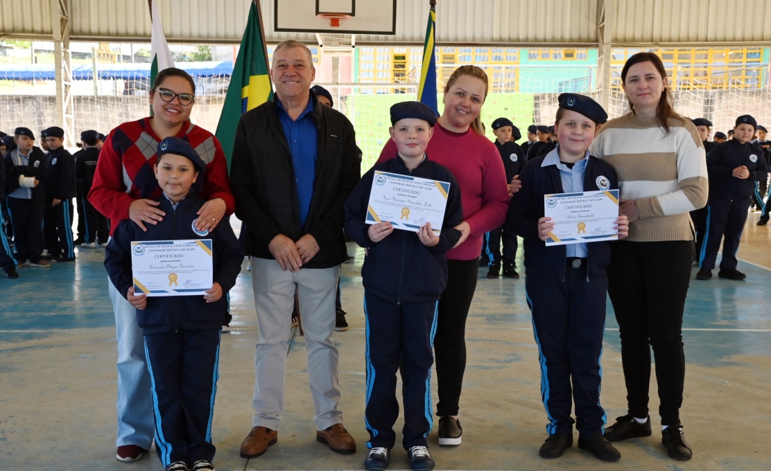 Escola Leonor realiza formatura do trimestre