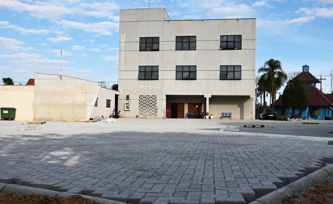 Estacionamento da prefeitura recebe calçamento