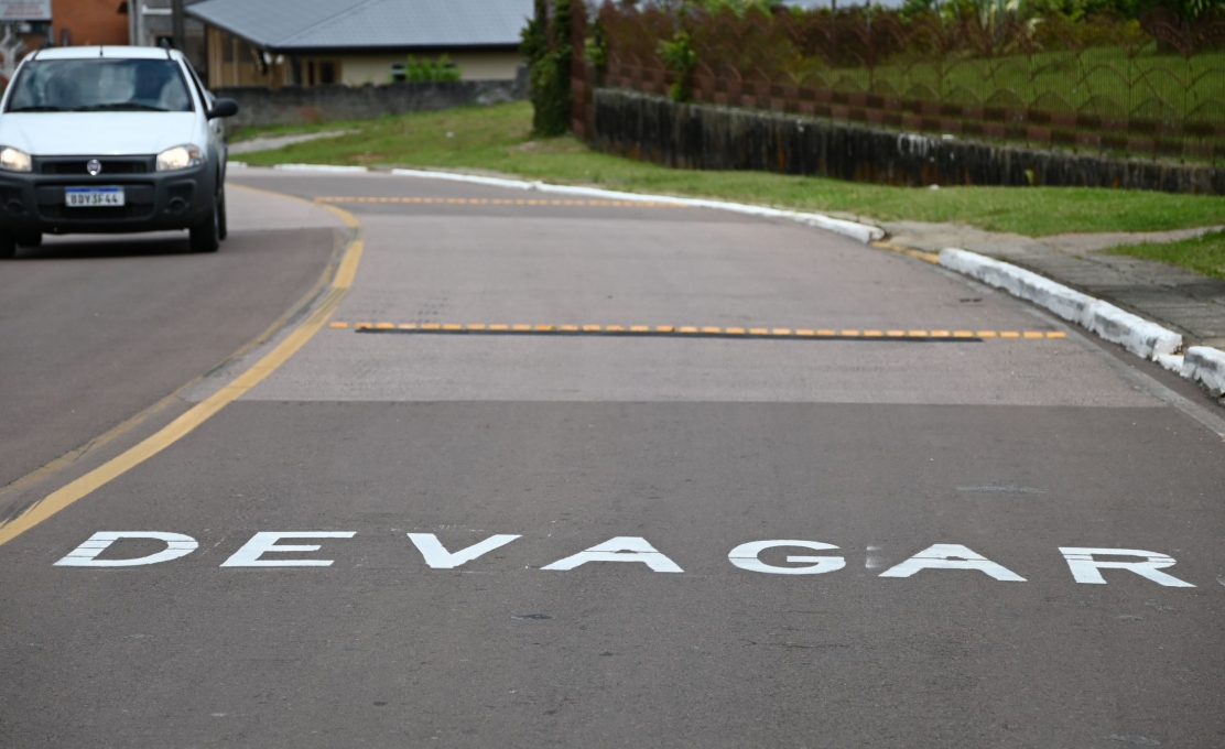 Prefeitura instala redutores de velocidade