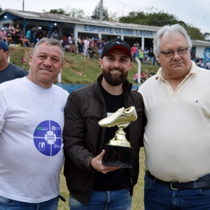 final-municipal-o-artilheiro-do-certame-foi-marcio-do-contenda-tecnico-patrick-recebeu-o-trofeu-pelo-atleta