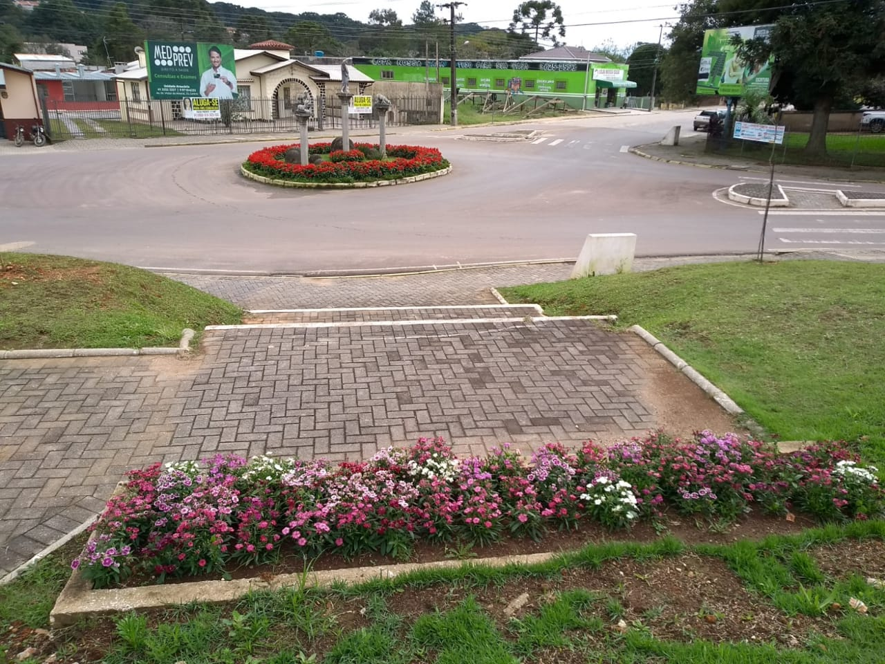 PREFEITURA REALIZA PLANTIO DE ÁRVORES NA CIDADE