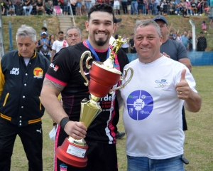 final-municipal-capitao-do-renegados-a-recebe-o-trofeu-de-segundo-lugar.jpg