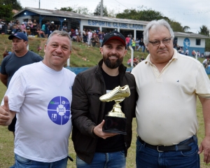final-municipal-o-artilheiro-do-certame-foi-marcio-do-contenda-tecnico-patrick-recebeu-o-trofeu-pelo-atleta.jpg