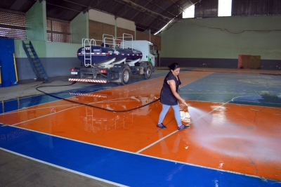Prefeitura faz limpeza do Centro Esportivo