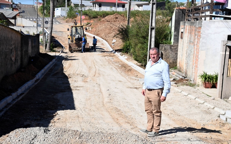 Contenda pavimenta a rua Tadeu Posniak
