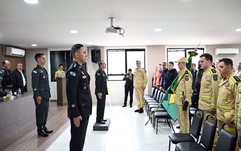 Mostarda prestigia troca de  comando dos bombeiros