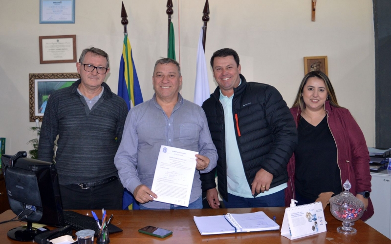 Mostarda assina ordem de serviço para pavimentação em sextavado no centro