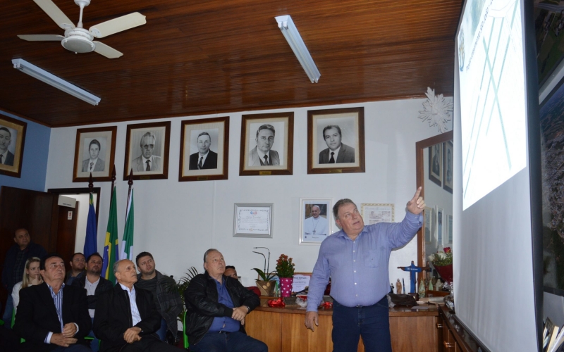 Prefeito realiza reunião para apresentação das obras e projetos municipais