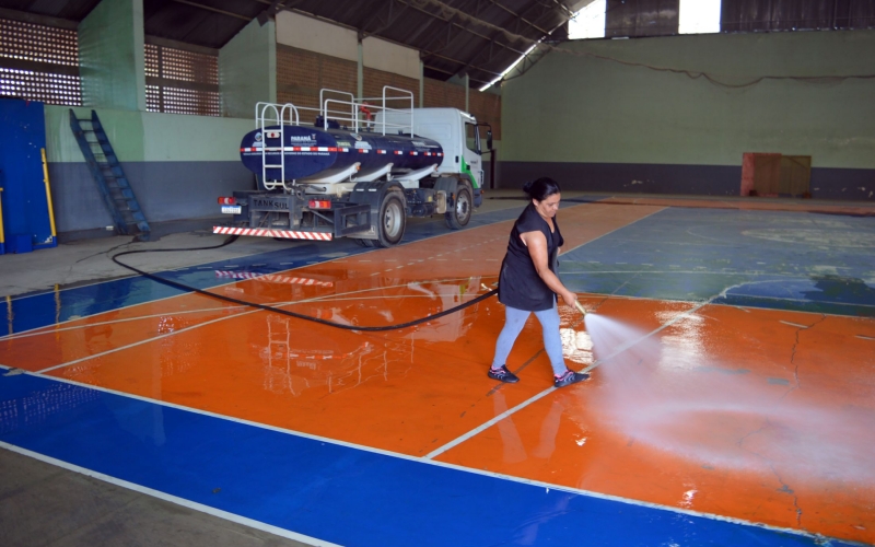 Prefeitura faz limpeza do Centro Esportivo