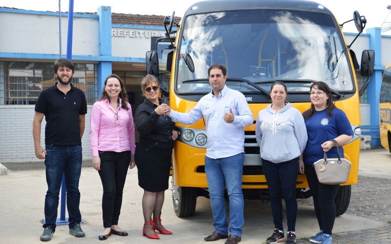 Assistência Social de Contenda recebe ônibus