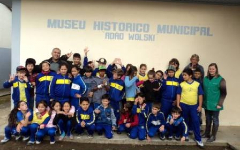Divisão de Cultura faz Visita Guiada no Museu Histórico Adão Wolski
