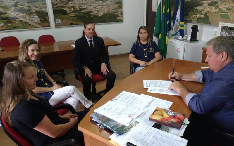 Prefeito assina Termo de Colaboração com a APAE de Contenda