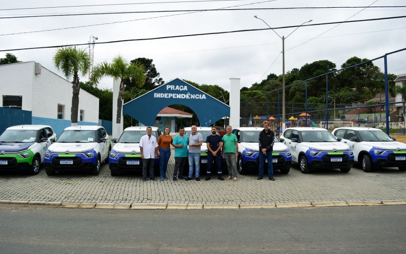 Prefeitura entrega 7 carros para serviços da saúde